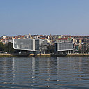Le projet restaure les liens entre la partie historique de la ville et la mer, tandis que la route qui autrefois a divisé les jardins de la mer coule maintenant sous un tunnel.