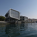 En arrivant dans la baie de Santander, on découvre tout de suite le Centre Botín qui occupe un emplacement clé et stratégique de la ville, capitale de la Cantabrie, région de la côte nord de l’Espagne.