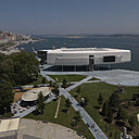 La vue de la baie est sans entrave pour les gens qui se promènent dans les jardins. Le Centre Botín semble rouler à la hauteur des arbres, et aperçu à travers leurs feuillages. Et les Jardins de Pereda s'étendent jusqu'au bord de la mer. Dans le même temps, l'accès des piétons à la mer a été restauré.