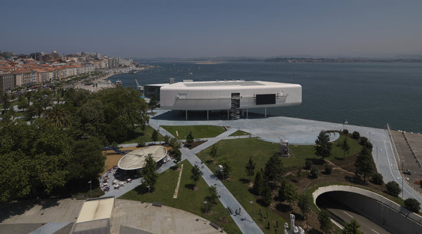 La vue de la baie est sans entrave pour les gens qui se promènent dans les jardins. Le Centre Botín semble rouler à la hauteur des arbres, et aperçu à travers leurs feuillages. Et les Jardins de Pereda s'étendent jusqu'au bord de la mer. Dans le même temps, l'accès des piétons à la mer a été restauré.