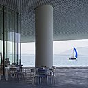 Les sols extérieurs en béton bleu offrent un effet de continuité avec la couleur de la mer.
