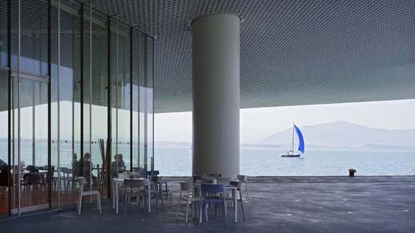 Les sols extérieurs en béton bleu offrent un effet de continuité avec la couleur de la mer.