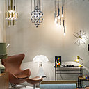 Sur le stand d’Aauthentiks, le fauteuil emblématique Egg et son repose-pied houssés de cuir cognac, création Arne Jacobsen, dans les années 1970, pour Fritz Hansen, et la lampe iconique Pipistrello, création Gae Aulenti en 1965 et toujours éditée par Martinelli Luce.