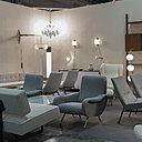 Stand de Razir Ishak-Boushaki avec notamment deux fauteuils Lady de Marco Zanuso, un modèle créée en 1951.