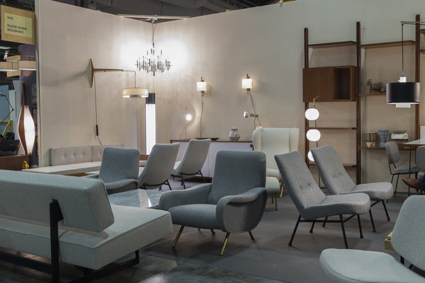 Stand de Razir Ishak-Boushaki avec notamment deux fauteuils Lady de Marco Zanuso, un modèle créée en 1951.