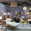 Stand Touch of design avec, à droite, un fauteuil créé par Warren Platner en 1962 pour Knoll. Suspension lumineuse PH Artichoke, création Poul Henningsen, en 1958, éditée par Louis Poulsen.