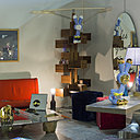 Stand de la galerie milanaise Superego-Harter Galerie, avec, dans l’angle droit, la bibliothèque Albero dessinée par Gianfranco Frattini en 1950.