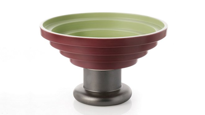 Harmonie de couleurs très actuelles pour cette coupe en céramique dessinée par Ettore Sotsass et éditée par Bitossi Ceramiche dans les années 1980. Harmonie de couleurs très actuelles pour cette coupe en céramique dessinée par Ettore Sotsass et éditée par Bitossi Ceramiche dans les années 1980.