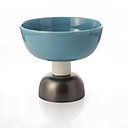 Bleu lumineux et tendance pour cette coupe en céramique dessinée par Ettore Sottsass et éditée Bitossi Ceramiche dans les années 1980.