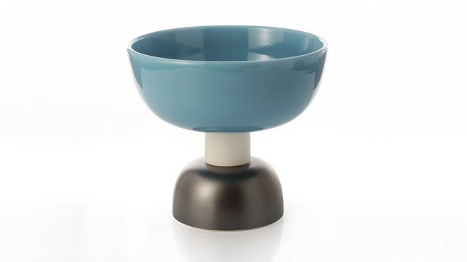Bleu lumineux et tendance pour cette coupe en céramique dessinée par Ettore Sottsass et éditée Bitossi Ceramiche dans les années 1980. Bleu lumineux et tendance pour cette coupe en céramique dessinée par Ettore Sottsass et éditée Bitossi Ceramiche dans les années 1980.