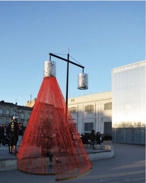 Exposition de cabanes en ville à Bordeaux.