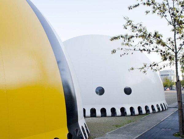 Structure gonflable et nomade créé par Hans Walter Muller pour accueillir des expositions, réceptions, événements sur la base d’une commande artistique pour Arc en rêve.