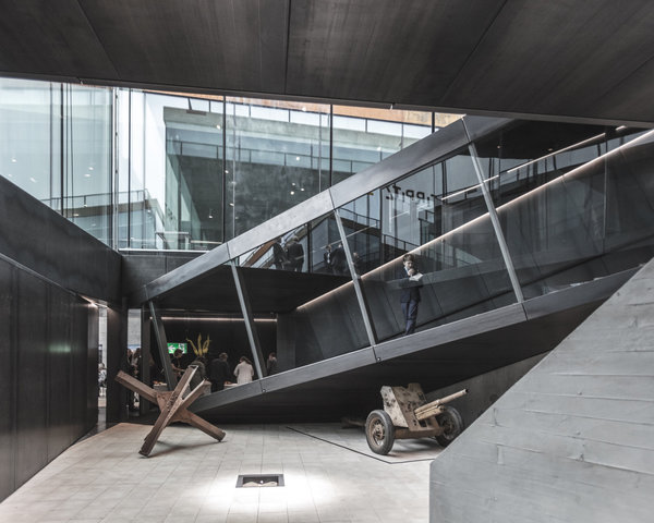 Les zones de communication ont été particulièrement travaillées pour relier les 4 espaces d’exposition et faciliter leurs accès et leur connection.