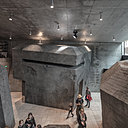 L’exposition « Une armée de béton » raconte l'histoire du mur de l'Atlantique dans le Jutland occidental. Dans un paysage fait de bunkers et de fortifications de la Seconde Guerre mondiale, les visiteurs vont remonter le temps en découvrant l'expérience de la guerre et de la tension entre la lumière et l'obscurité…