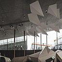 L’espace central est la source du mouvement qui anime toutes les galeries. Ici, tous les éléments qui ont formé la côte ouest se rencontrent dans un rythme puissant : une projection poétique qui utilise les symboles de l’univers marin.