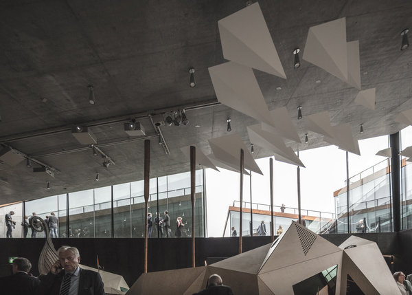 L’espace central est la source du mouvement qui anime toutes les galeries. Ici, tous les éléments qui ont formé la côte ouest se rencontrent dans un rythme puissant : une projection poétique qui utilise les symboles de l’univers marin.