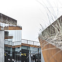 Les failles forment des couloirs de circulation entre les différents musées et des espaces intermédiaires sans modifier la topographie du lieu.