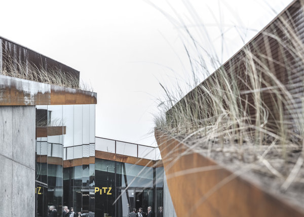 Les failles forment des couloirs de circulation entre les différents musées et des espaces intermédiaires sans modifier la topographie du lieu.