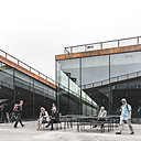 Dans les failles pratiquées dans le dunes, des espaces de repos à ciel ouvert ont été amménagés.