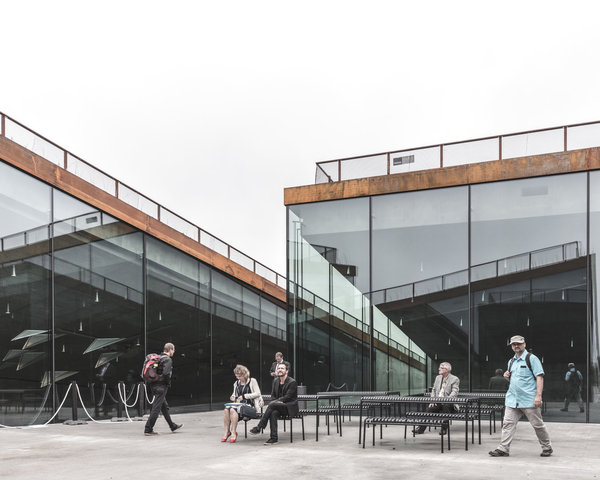 Dans les failles pratiquées dans le dunes, des espaces de repos à ciel ouvert ont été amménagés.