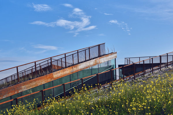 Le Tirpitz s’insère doucement dans la dune et se confond avec le paysage environnant.
