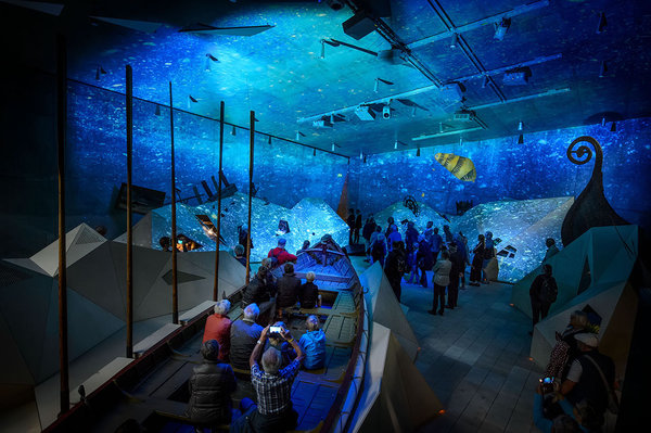 Dans l’exposition, un portail vers la lumière de l’ouest, les visiteurs parcourent les histoires locales et admirent les objets à l’intérieur d’un bateau qui les emmène dans un voyage à couper le souffle à travers le temps.