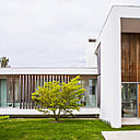 Un jeu de claustras en bois préserve l’intimité de l’intérieur de la maison. Un jeu de claustras en bois préserve l’intimité de l’intérieur de la maison.