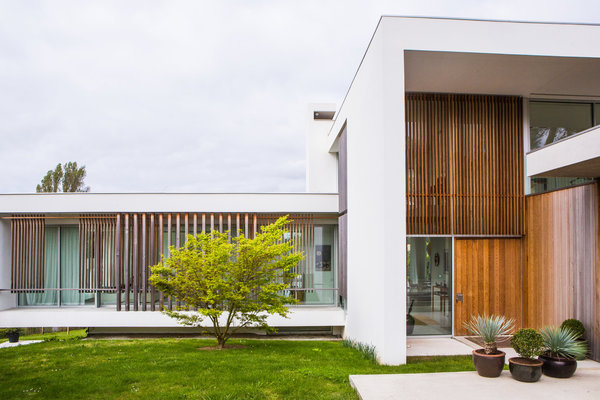 Un jeu de claustras en bois préserve l’intimité de l’intérieur de la maison.