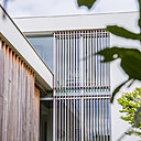 Au sud, les menuiseries en aluminium Technal sont rehaussées de claustras en bois qui rythment les façades de la villa et font office de brise-soleil et brise-vue. Au sud, les menuiseries en aluminium Technal sont rehaussées de claustras en bois qui rythment les façades de la villa et font office de brise-soleil et brise-vue.