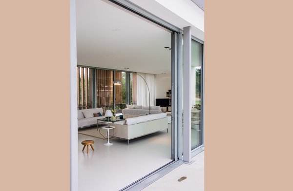 Les ouvertures à galandage offrent une ouverture totale pour vivre en osmose avec la nature extérieure et le jardin.