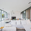 Les baies vitrées dessinent des murs de verre de 3 mètres de hauteur et jusqu'à 20 mètres de large. Les baies vitrées dessinent des murs de verre de 3 mètres de hauteur et jusqu'à 20 mètres de large.