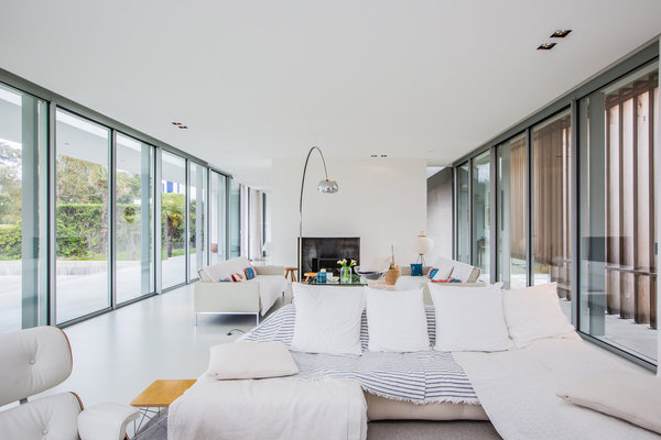 Les baies vitrées dessinent des murs de verre de 3 mètres de hauteur et jusqu'à 20 mètres de large.