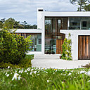 Bois et béton aux teintes nuancés pour cette villa aux volumes géométriques bien pensés. Bois et béton aux teintes nuancés pour cette villa aux volumes géométriques bien pensés.