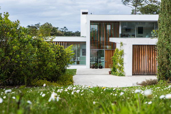 Bois et béton aux teintes nuancés pour cette villa aux volumes géométriques bien pensés.