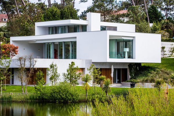 Cette maison familiale est construite sur un vaste terrain de 3000 m², déclinant en pente douce jusqu’à un lac.