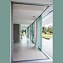 Les larges fenêtres offrent des vues panoramiques à couper le souffle sur le paysage, pour voir sans être vus, en étant protégés du vis-à-vis. Les larges fenêtres offrent des vues panoramiques à couper le souffle sur le paysage, pour voir sans être vus, en étant protégés du vis-à-vis.