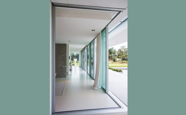 Les larges fenêtres offrent des vues panoramiques à couper le souffle sur le paysage, pour voir sans être vus, en étant protégés du vis-à-vis.