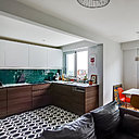 La crédence de la cuisine est revêtue de zelliges (Mosaïc del Sur) et les rangements ont été choisis dans le catalogue Ikea.