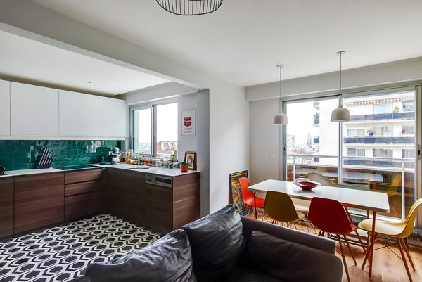 La crédence de la cuisine est revêtue de zelliges (Mosaïc del Sur) et les rangements ont été choisis dans le catalogue Ikea.