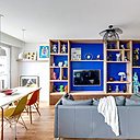 Dans l’ancien volume du salon augmenté de celui de l’entrée, on a intégré un coin repas et un meuble de rangement qui structure l’espace.