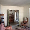 Avant : un salon avec une entrée séparée et des portes qui encombrent l’espace.