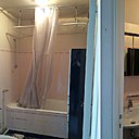 Avant : une salle de bains avec baignoire au rangement limité à une armoire de toilette.