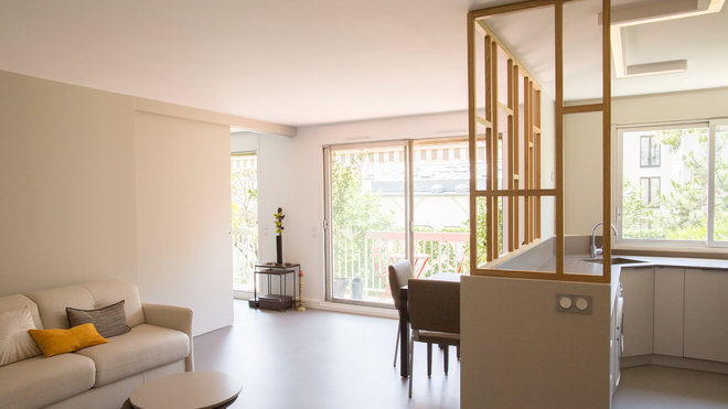 La nouvelle cloison de la cuisine légèrement rétrécie a été dotée à 1,10 mètre de hauteur d’un claustra en bois. Ce type d’aménagement permet de conserver une certaine confidentialité aux activités culinaires et de préparation des repas, tout en profitant du volume de la pièce à vivre et de sa lumière.