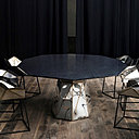 Table et chaises Parallax, avec table de repas pour 10 couverts, en acier soudé, finition miroir, fibre de verre et rubans de carbone (L 280 x P 159 x H 75 cm). Edition limitée de 10 pièces. Chaises en acier soudé, finition miroir (L 74 x P 53 x H 66 cm). Pièces signées et numérotées. Création Julian Mayor.