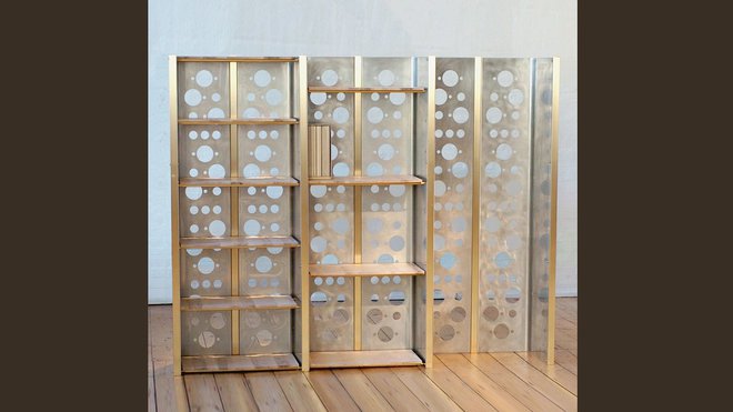 Bibliothèque Books S composée de 3 éléments en laiton, tôles d’inox perforées et frêne (L 78 x P 43 x H 183 cm). Pièce unique. Création de Thomas Lemut.