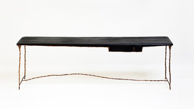 Console Spring-Summer en chêne noirci et métal cuivré (L 260 x P 45 x H 83 cm). Pièce unique signée et datée. Création Valentin Loellmann.