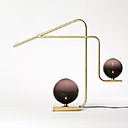 Lampe n’One Eighty en laiton poli et verre soufflé (L 58 x P 15 x H 48,5 cm). Edition limitée de 8 pièces. Création Nathalie Nahon.