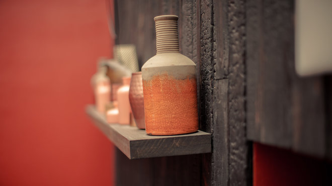 Vases, lanternes, poteries, attendent d’être découverts comme les trésors engloutis des fouilles archéologiques.