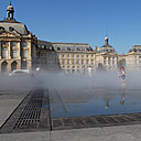 Le Miroir d’Eau devant la place de la Bourse à Bordeaux qui crée un brouillard et un renversement du paysage et du ciel au sol.