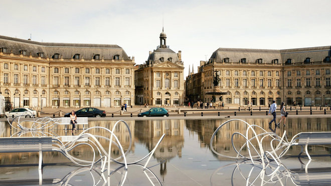 Installation des Bancs Nuages en acier peint sur le Miroir d’Eau qui offre un renversement du paysage avec la possibilité de s’asseoir l’intérieur même du ciel par le jeu du miroir d’eau. Création Pablo Reinoso.